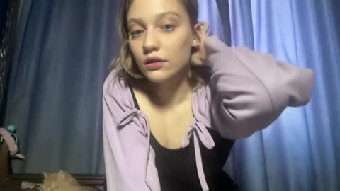 Snapshot of molly_poly chatting on November 11, 2025, 11:10 am molly_poly online show from November 11, 2025, 11:10 am