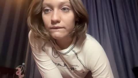 molly_poly online show from December 19, 2025, 5:53 pm