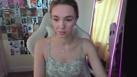 Snapshot of mollydevonn chatting on September 15, 2025, 1:27 am Molly online show from September 15, 2025, 1:27 am