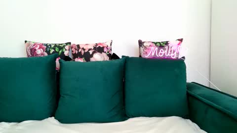 Molly online show from September 19, 2025, 6:04 am