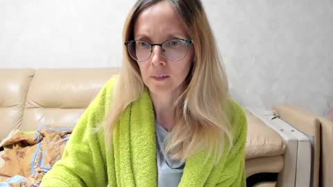 AngelMomm online show from February 10, 2025, 4:14 pm