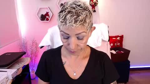 Snapshot of momdevora chatting on December 3, 2024, 12:38 pm Devora online show from December 3, 2024, 12:38 pm