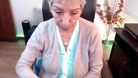 Snapshot of momdevora chatting on November 6, 2025, 12:33 am Devora online show from November 6, 2025, 12:33 am