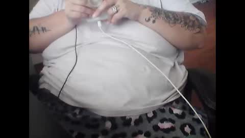 Snapshot of mommamia16 chatting on October 28, 2025, 2:20 pm Mia online show from October 28, 2025, 2:20 pm