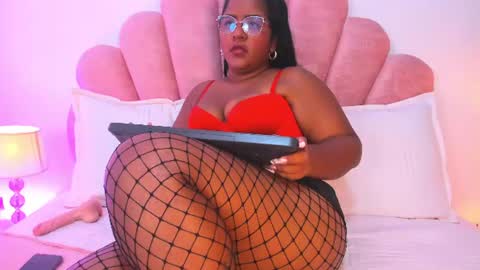 Snapshot of mommy_huge_ass chatting on July 4, 2026, 10:16 pm Victoria online show from July 4, 2026, 10:16 pm