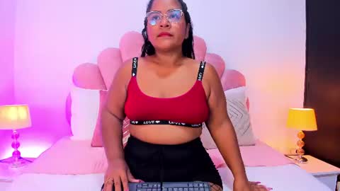 Snapshot of mommy_huge_ass chatting on July 6, 2026, 7:38 pm Victoria online show from July 6, 2026, 7:38 pm
