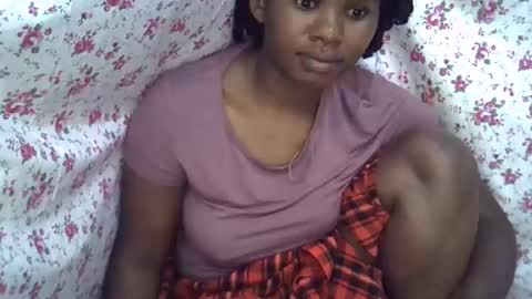 Snapshot of momsdoll chatting on February 11, 2026, 9:25 am momsdoll online show from February 11, 2026, 9:25 am