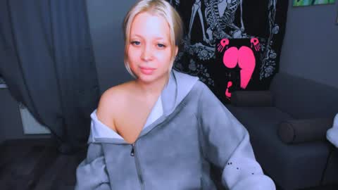 Snapshot of monalauu chatting on April 30, 2026, 10:25 pm online show from April 30, 2026, 10:25 pm