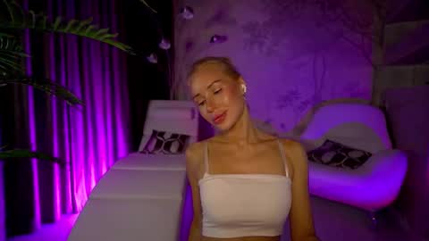 Angelina online show from November 7, 2025, 9:15 pm