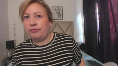 Snapshot of monicapink_ chatting on April 4, 2026, 12:13 pm Mony online show from April 4, 2026, 12:13 pm