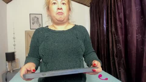 Snapshot of monicapink_ chatting on April 11, 2026, 11:36 am Mony online show from April 11, 2026, 11:36 am