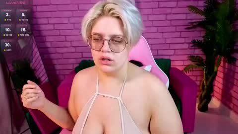 Snapshot of monikasweetie chatting on October 17, 2025, 9:01 am Monica online show from October 17, 2025, 9:01 am