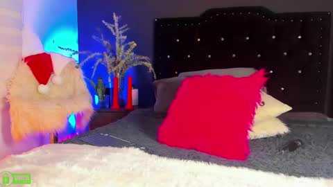 Snapshot of moniqueyoumilf chatting on December 6, 2024, 2:35 am Monique online show from December 6, 2024, 2:35 am