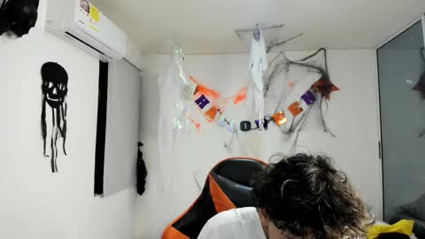 montes_juan online show from November 1, 2025, 4:14 am