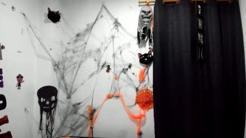 montes_juan online show from November 4, 2025, 12:32 am