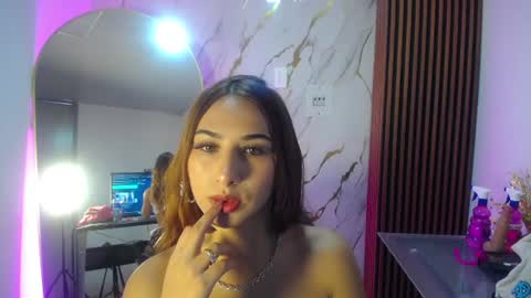 Snapshot of moom_m chatting on July 2, 2026, 3:40 pm Moom online show from July 2, 2026, 3:40 pm