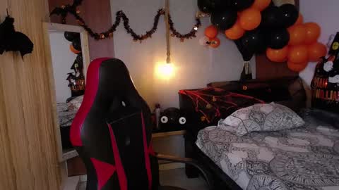 Snapshot of moon_and_fire_ chatting on October 28, 2025, 5:11 am moon_and_fire_ online show from October 28, 2025, 5:11 am