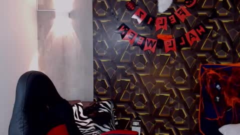 Snapshot of moon_and_fire_ chatting on October 30, 2025, 6:26 am moon_and_fire_ online show from October 30, 2025, 6:26 am