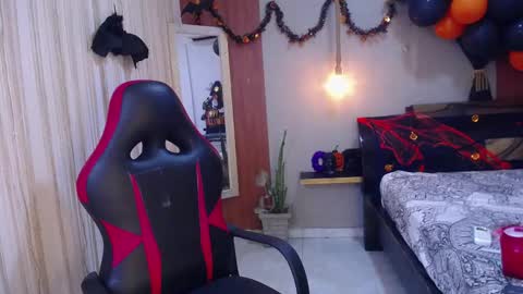 Snapshot of moon_and_fire_ chatting on November 3, 2025, 5:20 am moon_and_fire_ online show from November 3, 2025, 5:20 am