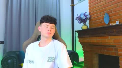 Snapshot of moon_gloww chatting on February 17, 2026, 12:45 pm moon_gloww online show from February 17, 2026, 12:45 pm