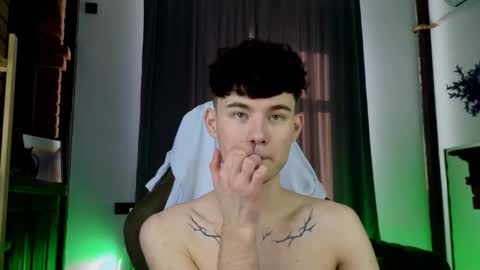 Snapshot of moon_gloww chatting on February 19, 2026, 6:20 am moon_gloww online show from February 19, 2026, 6:20 am