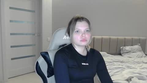 moon_lili online show from March 21, 2026, 1:37 pm