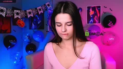 moon_sana online show from October 22, 2025, 1:44 pm