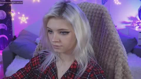 Snapshot of moonlight_mia chatting on December 15, 2024, 4:37 pm Mia online show from December 15, 2024, 4:37 pm