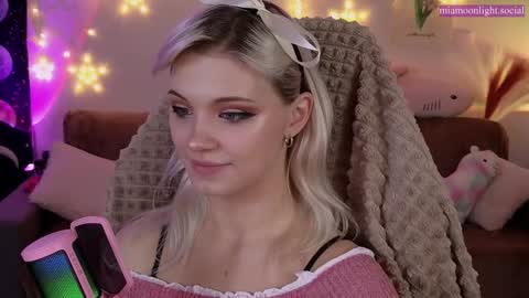 Snapshot of moonlight_mia chatting on January 15, 2025, 7:01 pm Mia online show from January 15, 2025, 7:01 pm