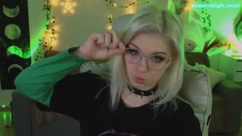 Snapshot of moonlight_mia chatting on January 22, 2025, 4:33 pm Mia online show from January 22, 2025, 4:33 pm