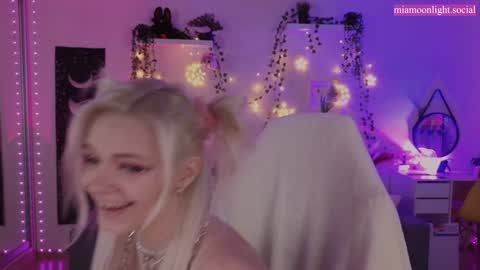 Snapshot of moonlight_mia chatting on January 24, 2025, 5:00 pm Mia online show from January 24, 2025, 5:00 pm