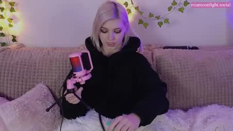 Snapshot of moonlight_mia chatting on February 16, 2025, 7:49 pm Mia online show from February 16, 2025, 7:49 pm