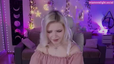 Snapshot of moonlight_mia chatting on March 8, 2025, 5:11 pm Mia online show from March 8, 2025, 5:11 pm