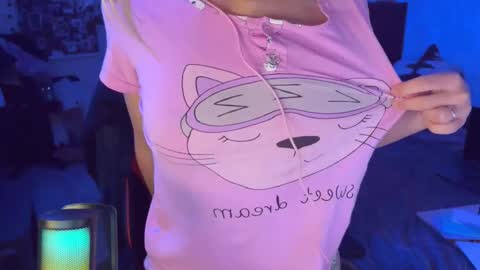 Snapshot of moonlight_mia chatting on October 18, 2025, 9:37 pm Mia online show from October 18, 2025, 9:37 pm