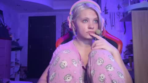 Snapshot of moonlight_mia chatting on November 6, 2025, 11:04 pm Mia online show from November 6, 2025, 11:04 pm