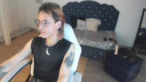 Snapshot of moonn_fox chatting on October 6, 2025, 8:06 pm Moon online show from October 6, 2025, 8:06 pm