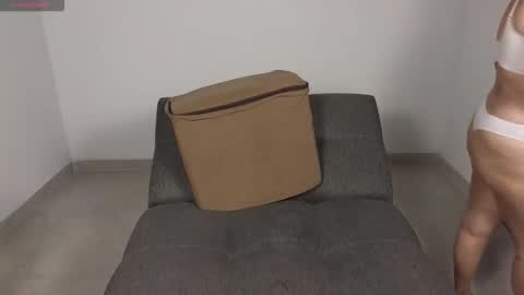 Snapshot of moonwoman_ chatting on October 19, 2025, 3:40 am Moon Woman online show from October 19, 2025, 3:40 am