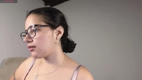 Snapshot of moonwoman_ chatting on October 26, 2025, 3:23 am Moon Woman online show from October 26, 2025, 3:23 am