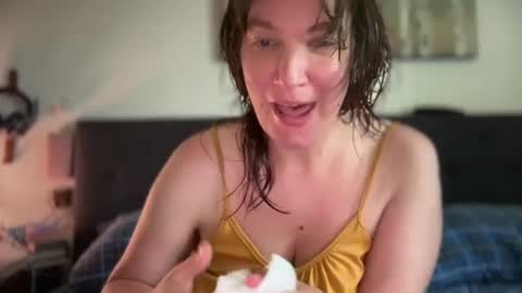 Snapshot of mossy_mommy chatting on July 10, 2026, 3:25 pm Mossy Mommy online show from July 10, 2026, 3:25 pm