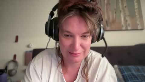 Snapshot of mossy_mommy chatting on July 12, 2026, 12:23 am Mossy Mommy online show from July 12, 2026, 12:23 am