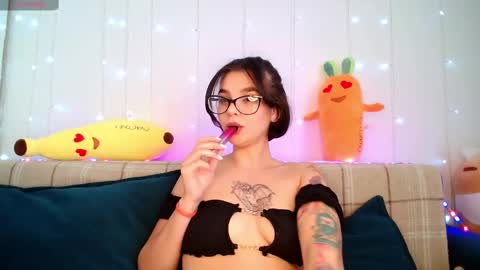 Snapshot of moto_ponchik chatting on February 18, 2025, 11:33 am Kris online show from February 18, 2025, 11:33 am