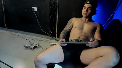 mr_maximo online show from October 25, 2025, 6:46 pm