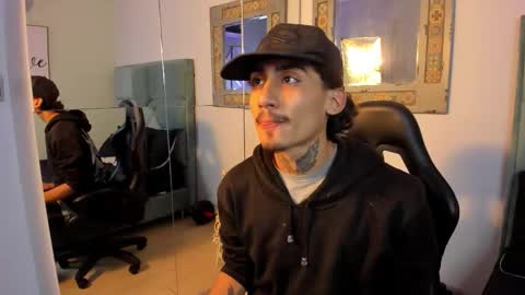 Snapshot of mr_strike chatting on November 4, 2025, 2:54 am MR online show from November 4, 2025, 2:54 am