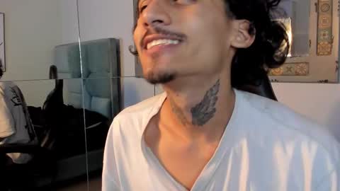 Snapshot of mr_strike chatting on November 5, 2025, 2:44 am MR online show from November 5, 2025, 2:44 am