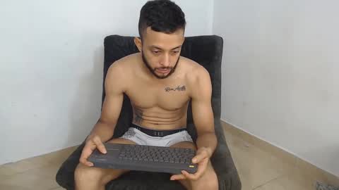 mr_wlopez013 online show from September 13, 2025, 1:22 pm