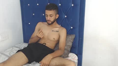 mr_wlopez013 online show from September 15, 2025, 10:54 pm