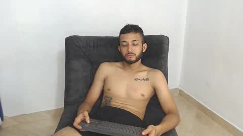 mr_wlopez013 online show from September 17, 2025, 10:33 pm
