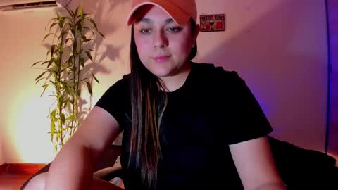 Snapshot of mrbuu_ chatting on December 18, 2024, 1:37 am Laura online show from December 18, 2024, 1:37 am