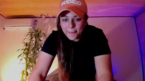 Snapshot of mrbuu_ chatting on December 18, 2024, 6:21 am Laura online show from December 18, 2024, 6:21 am