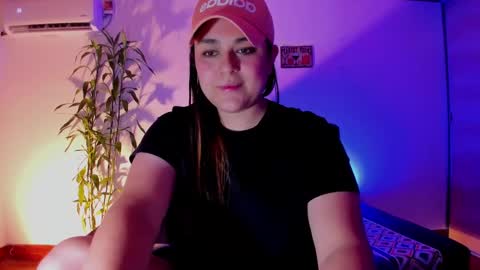 Snapshot of mrbuu_ chatting on December 19, 2024, 12:13 am Laura online show from December 19, 2024, 12:13 am